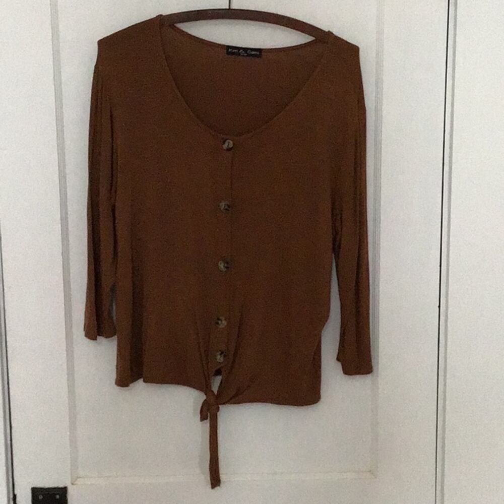 Brown Kim & Cami button front half sleeve with a knot large